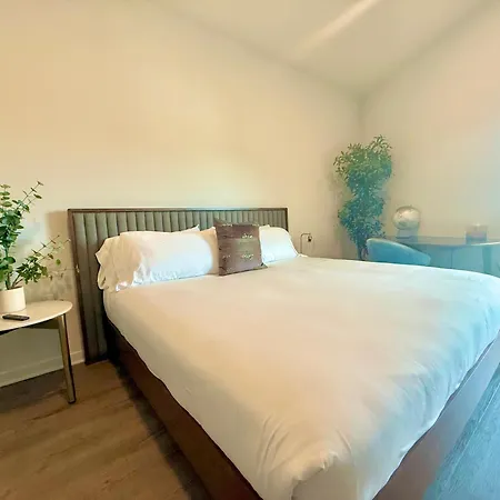 Designer 1 Bedroom Condo in Silver Lake